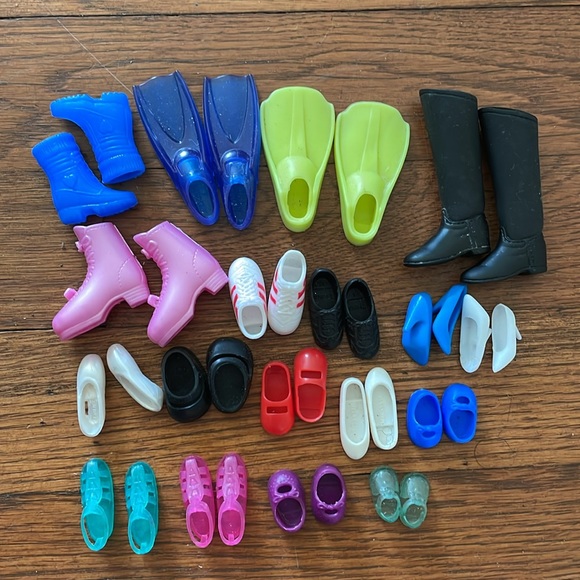Barbie Lot 22 pairs plus some singles Barbie and her sisters shoes. All from 90s - Picture 2 of 3